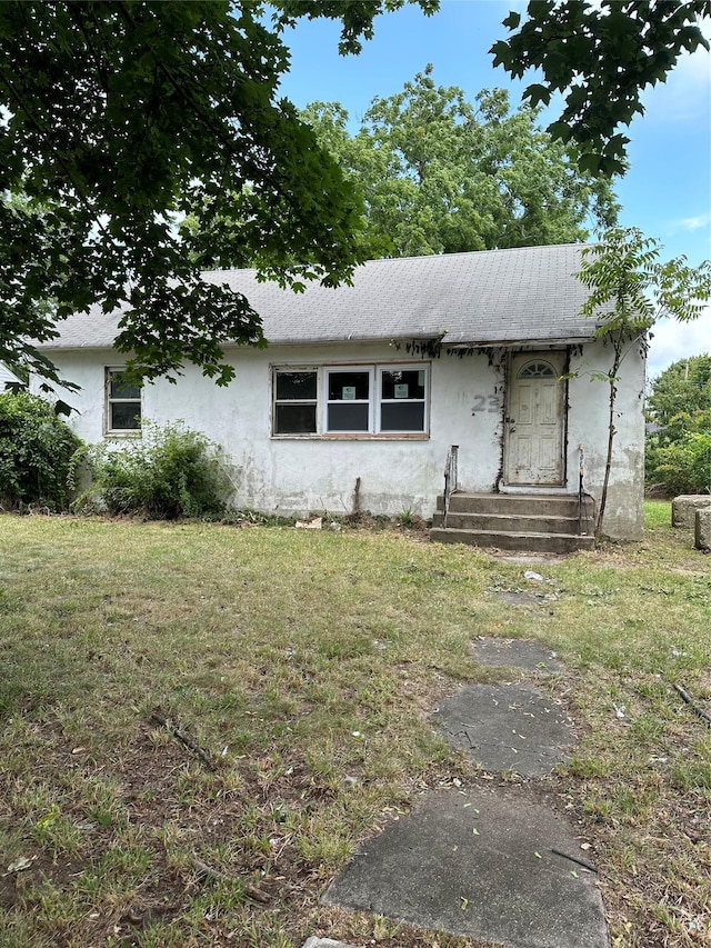 view of front of property with a front lawn