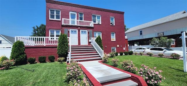 view of front facade featuring a front lawn