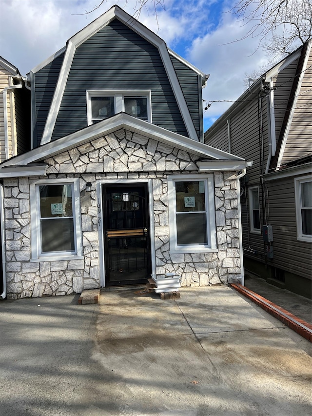 view of front of property featuring a patio