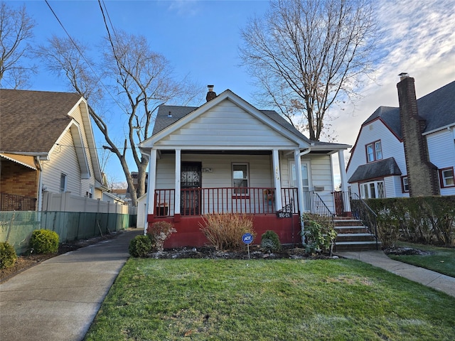 bungalow-style home featuring a front lawn and a porch