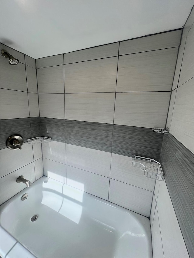 bathroom with tub / shower combination