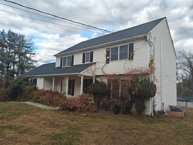 view of front facade featuring a front yard