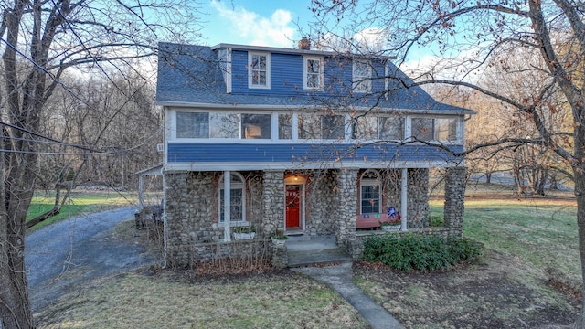 view of front of home featuring a front yard