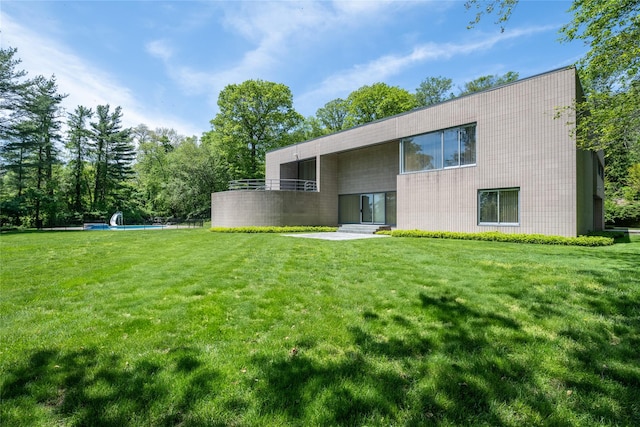 3 Paddock Ct, Old Westbury, NY 11568 - back of property with a lawn