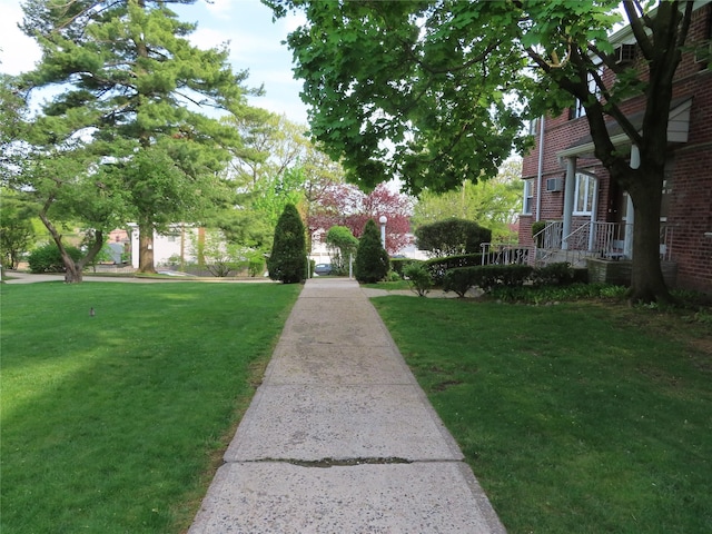 view of property's community featuring a lawn