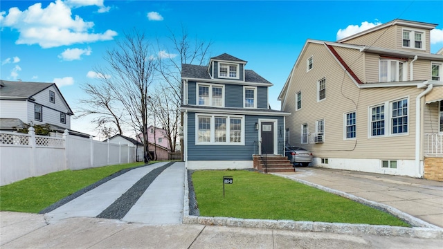 view of front of property featuring a front lawn