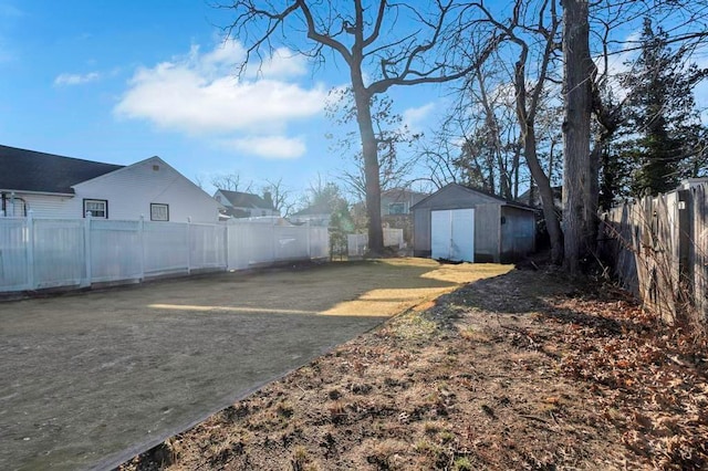 view of yard with a storage shed