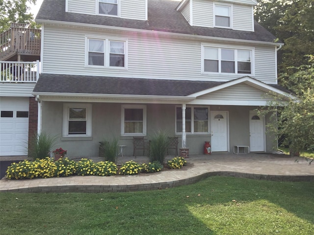 view of front facade featuring a front lawn