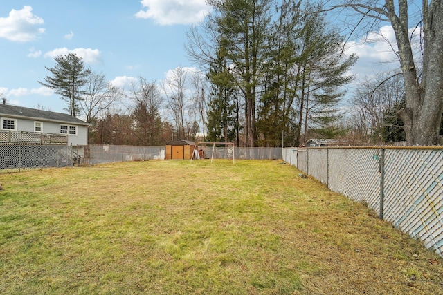 view of yard featuring a shed