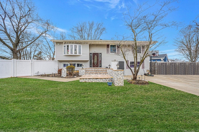 split foyer home with a front yard