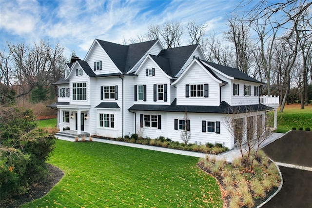 view of front facade featuring a front lawn