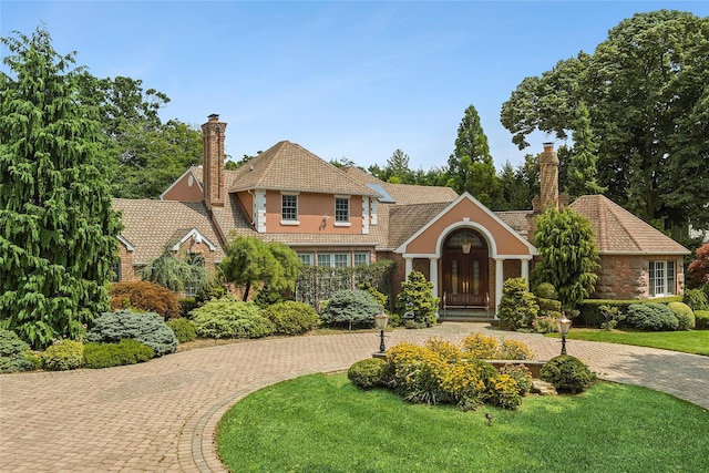 view of front of home featuring a front yard