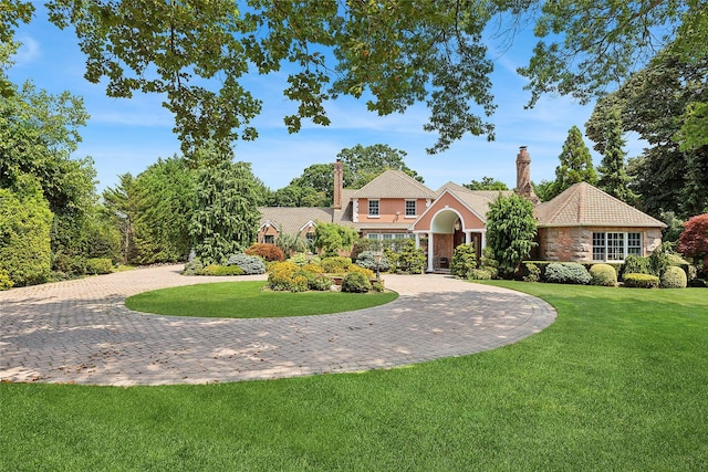 view of front facade with a front lawn