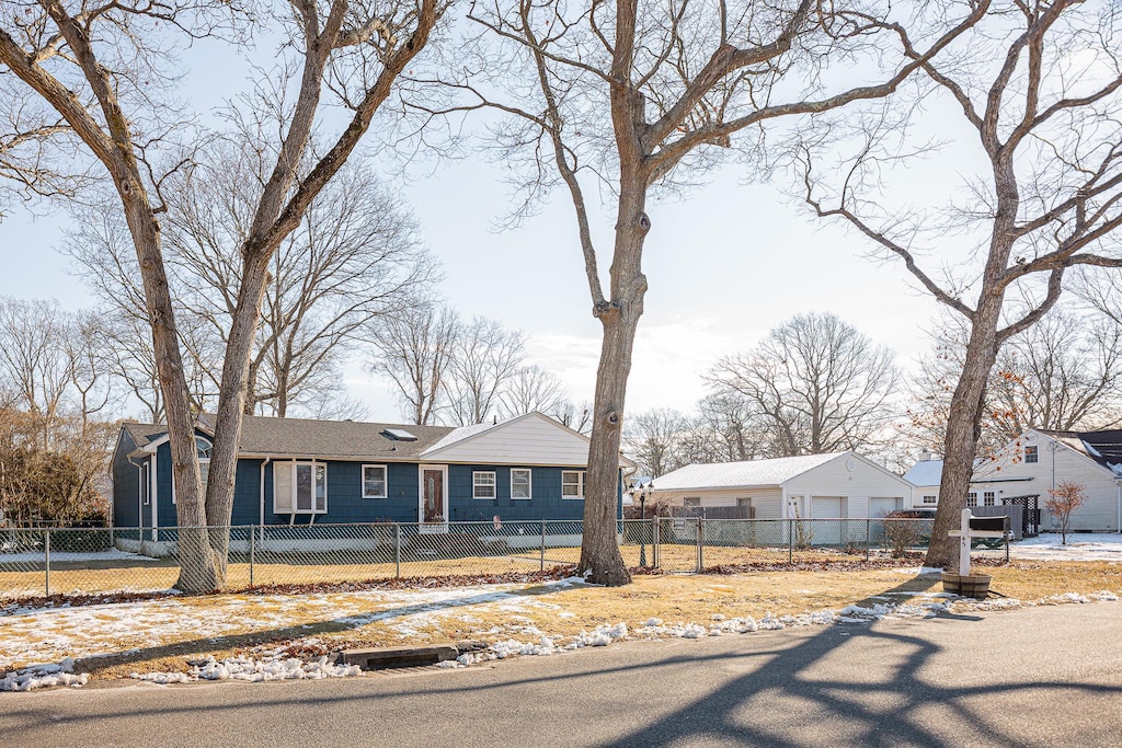 view of front of property