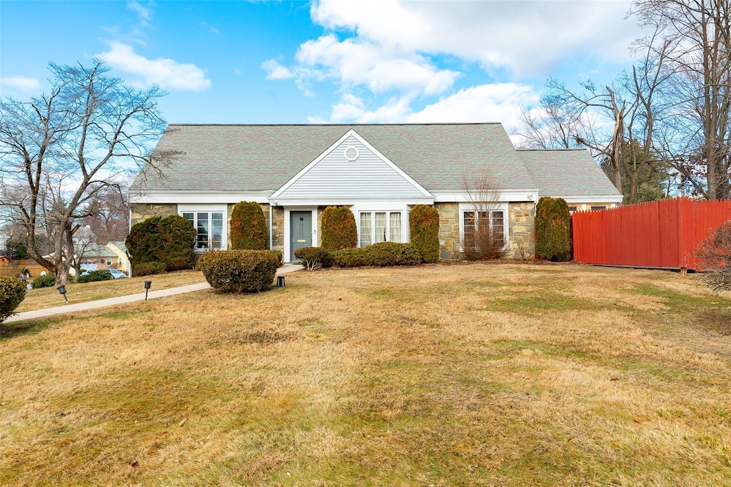 single story home with a front yard