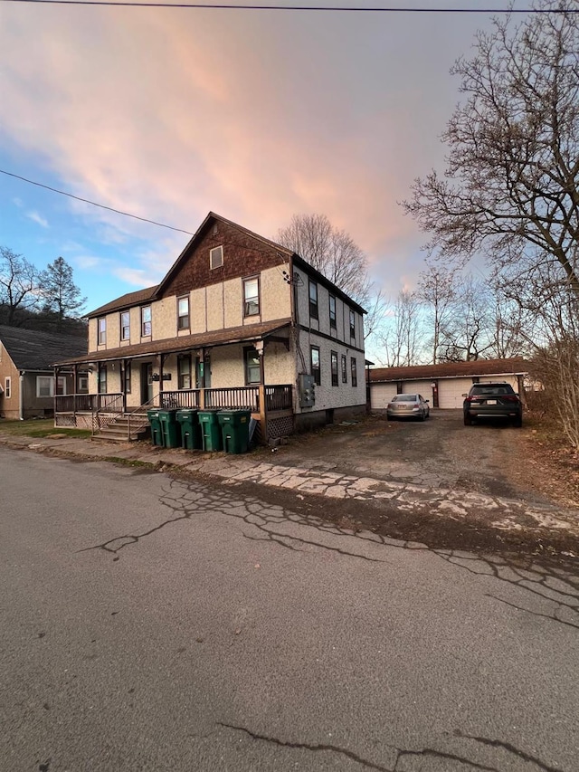 view of front of property featuring a porch