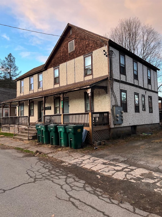 view of front of home featuring a porch