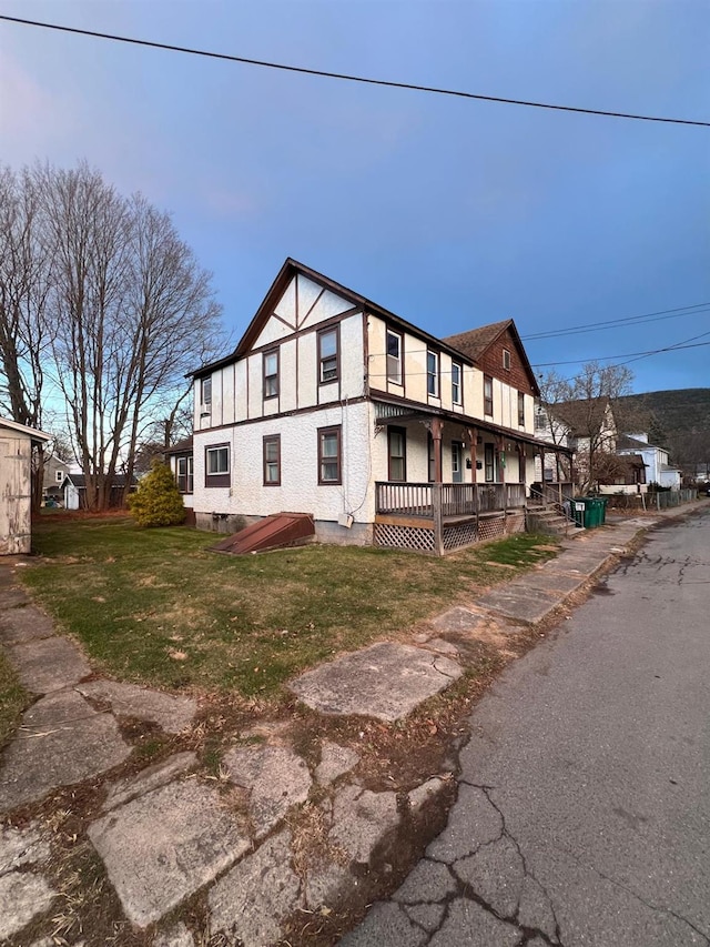 view of front facade featuring a front yard and a porch