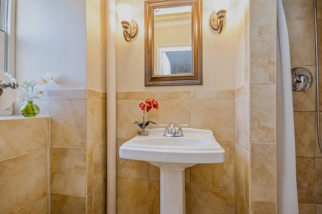 bathroom featuring tile walls