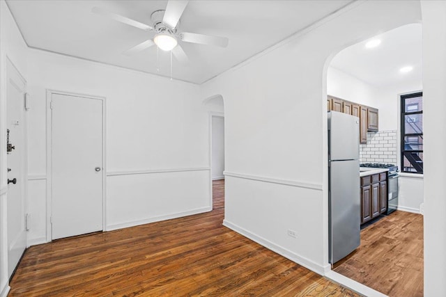 unfurnished room featuring dark hardwood / wood-style floors and ceiling fan