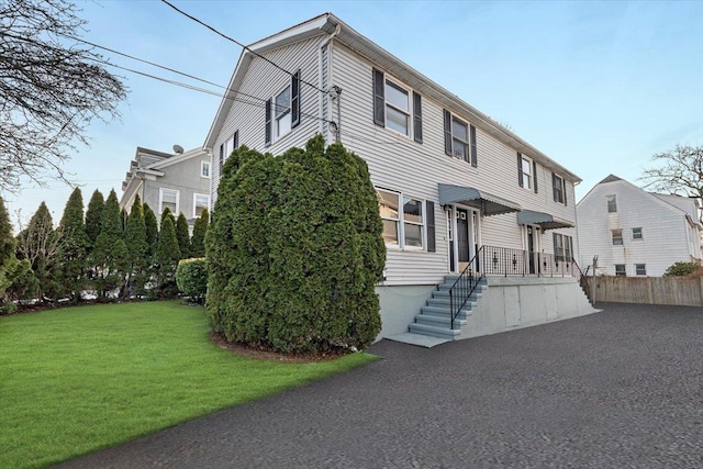 view of front of house featuring a front lawn