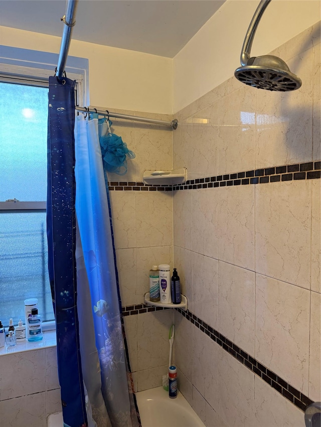 bathroom with shower / bath combo with shower curtain