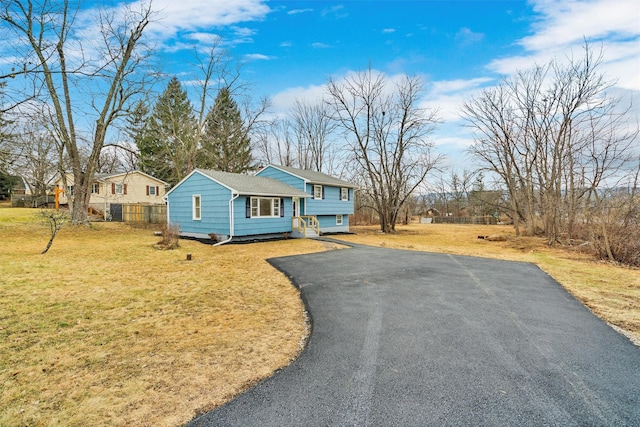 view of front of house featuring a front lawn