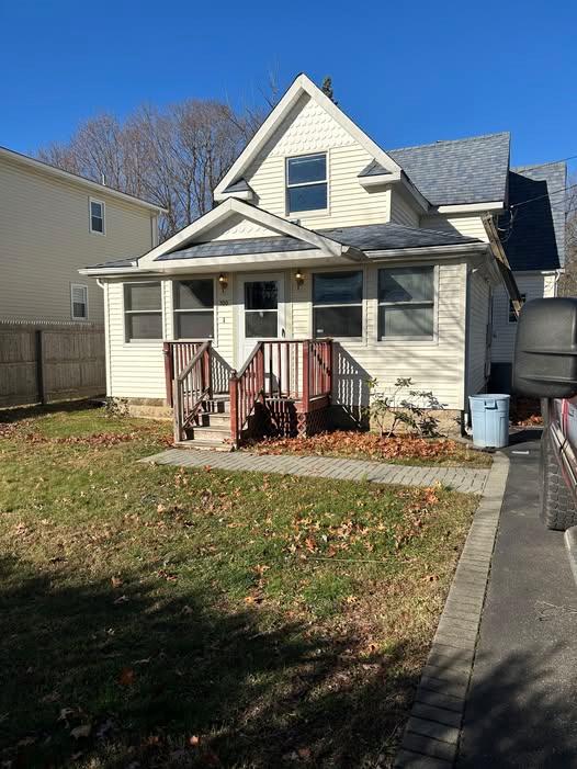 view of front of house with a front lawn