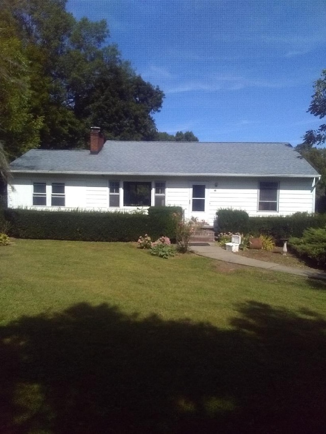 ranch-style house featuring a front lawn