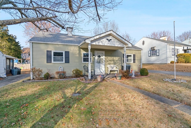 view of front of property featuring a front lawn