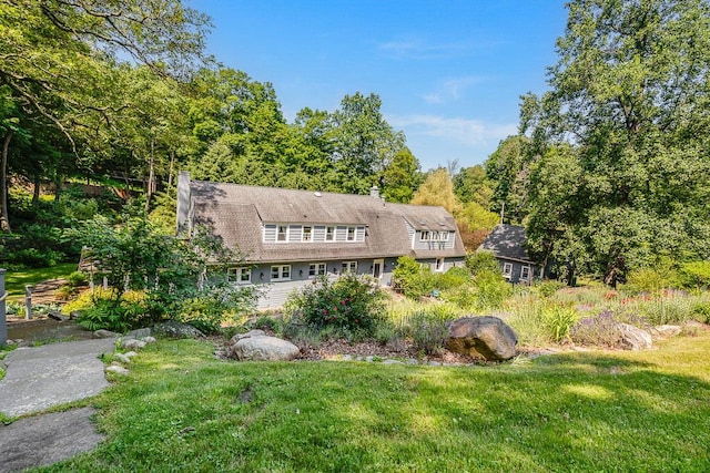 view of front of house with a front lawn