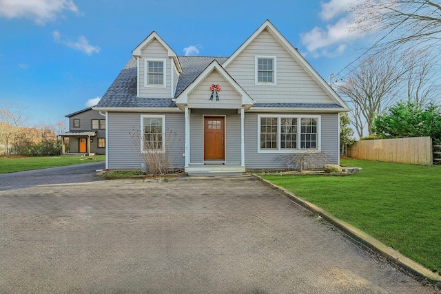 view of front facade with a front yard