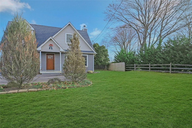 view of front of home featuring a front yard