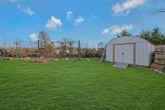 view of yard featuring a storage shed