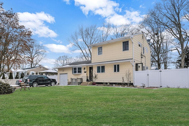 view of front of property featuring a front yard