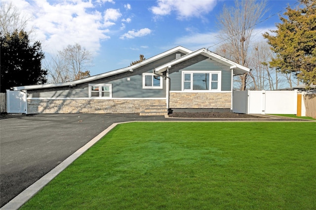 view of front facade featuring a front lawn