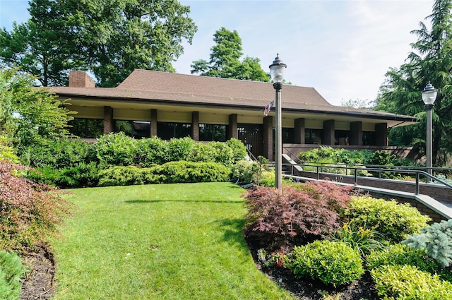 view of front of house with a front yard