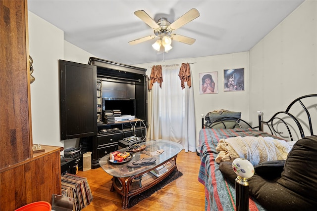 living room with light hardwood / wood-style floors and ceiling fan