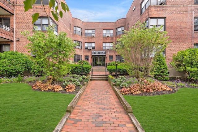 view of property's community featuring a lawn