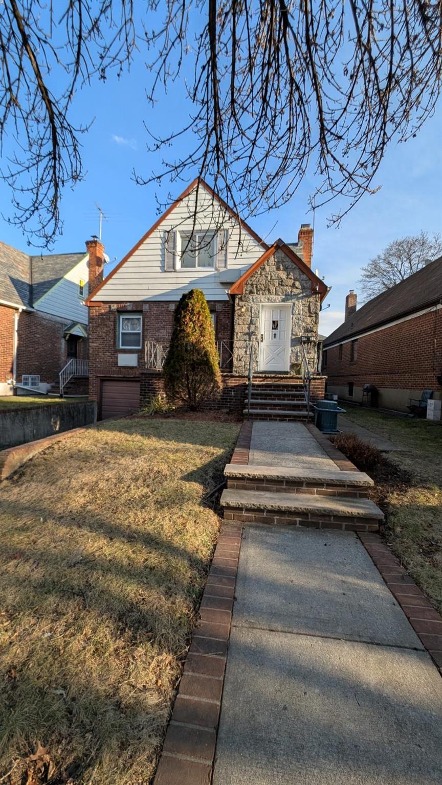 view of front of property featuring a front lawn