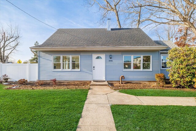 bungalow-style home featuring a front lawn