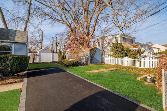 view of yard featuring a storage unit