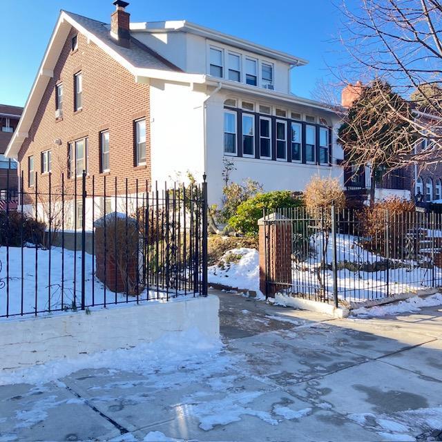 view of front property