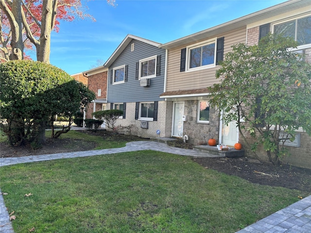 view of front of property featuring a front lawn