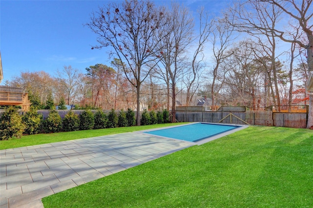 view of swimming pool with a lawn