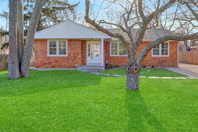 ranch-style house featuring a front yard