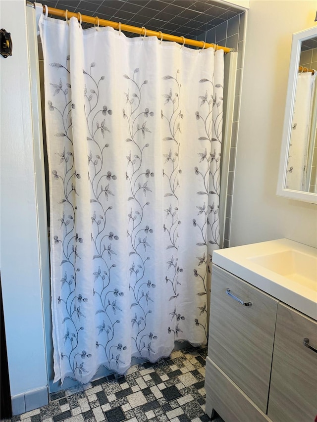 bathroom with a shower with curtain and vanity