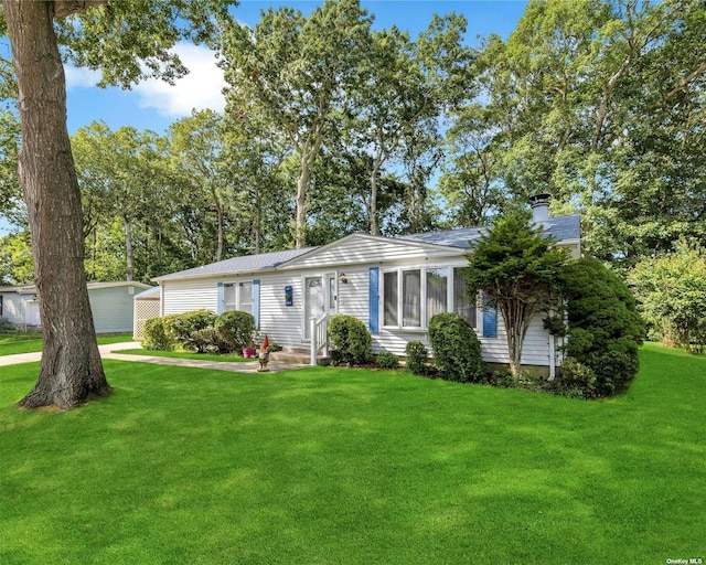 view of front of house featuring a front lawn