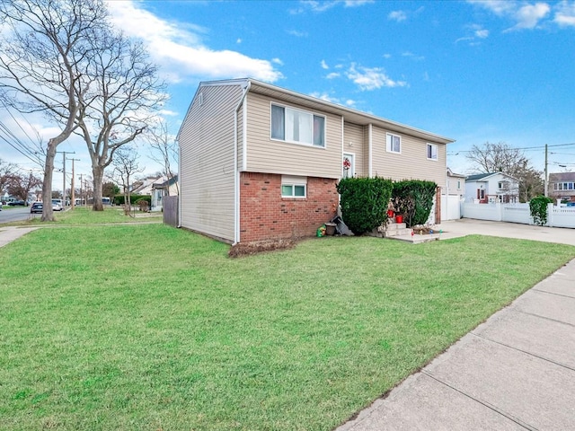 split foyer home featuring a front lawn