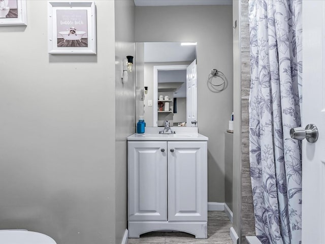 bathroom with a shower with shower curtain and vanity